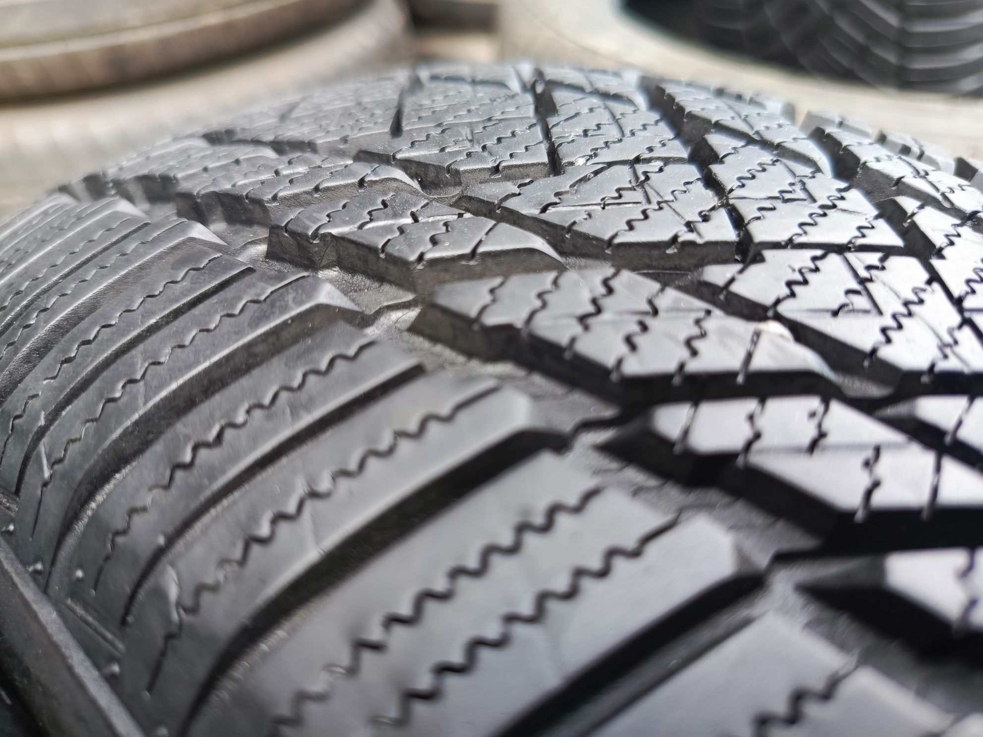 Sprzedam prawie nowe opony 175/65 r14