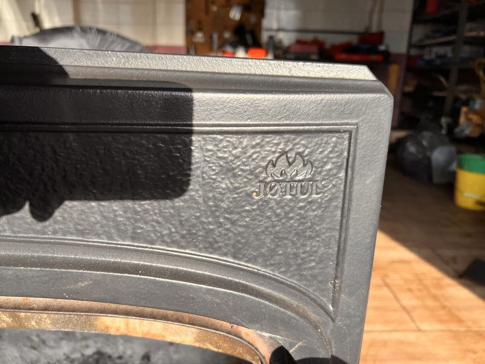 norweski kominek Jotul 5 z szybą – Ciepło i styl w Twoim domu