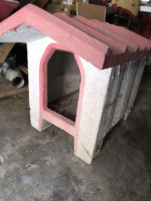 Casota de cão medio para jardim em betão