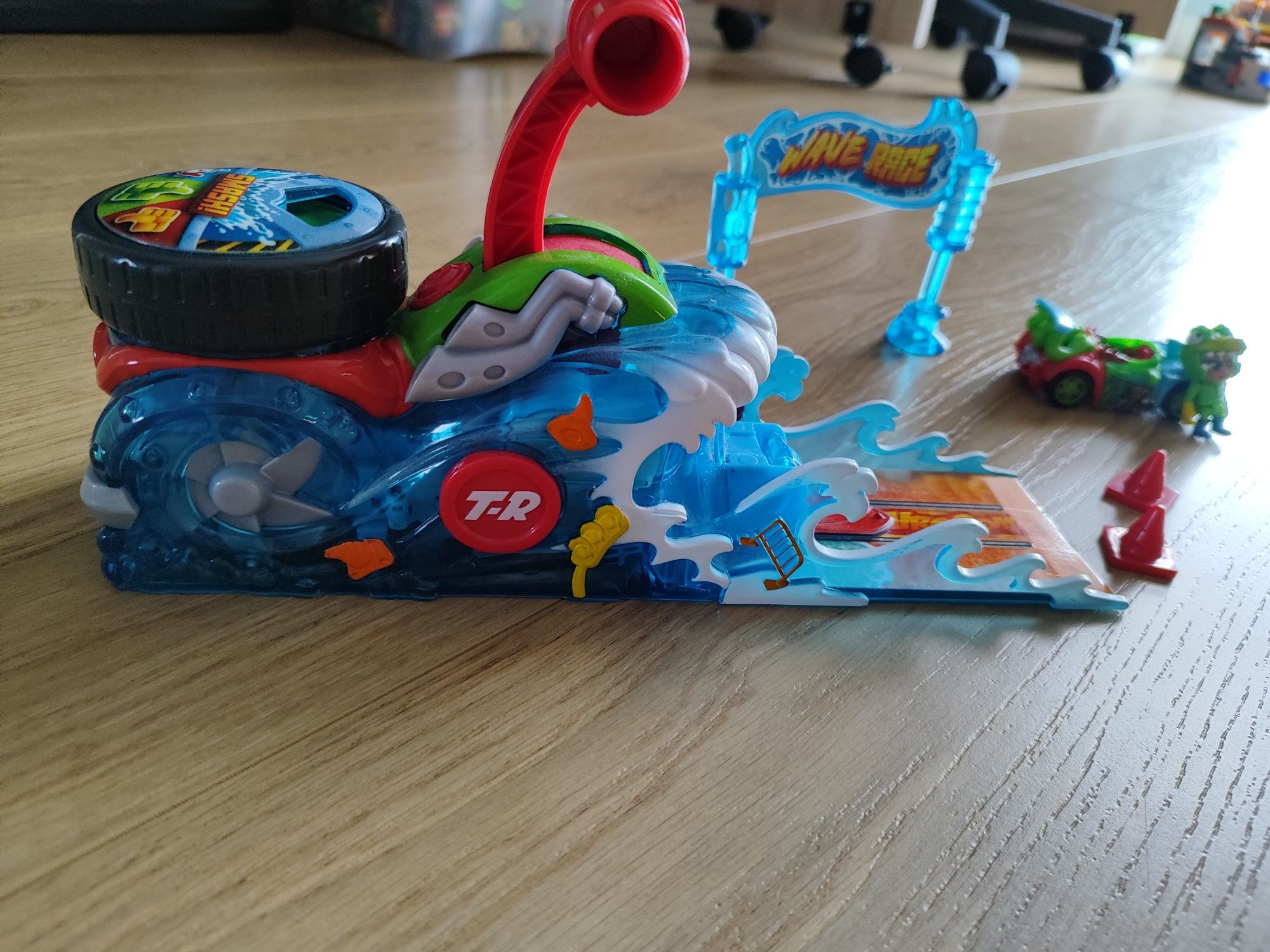 T-Racers Turbo Tuning Teams Wave Race Challange Zestaw z wyrzutnią aut