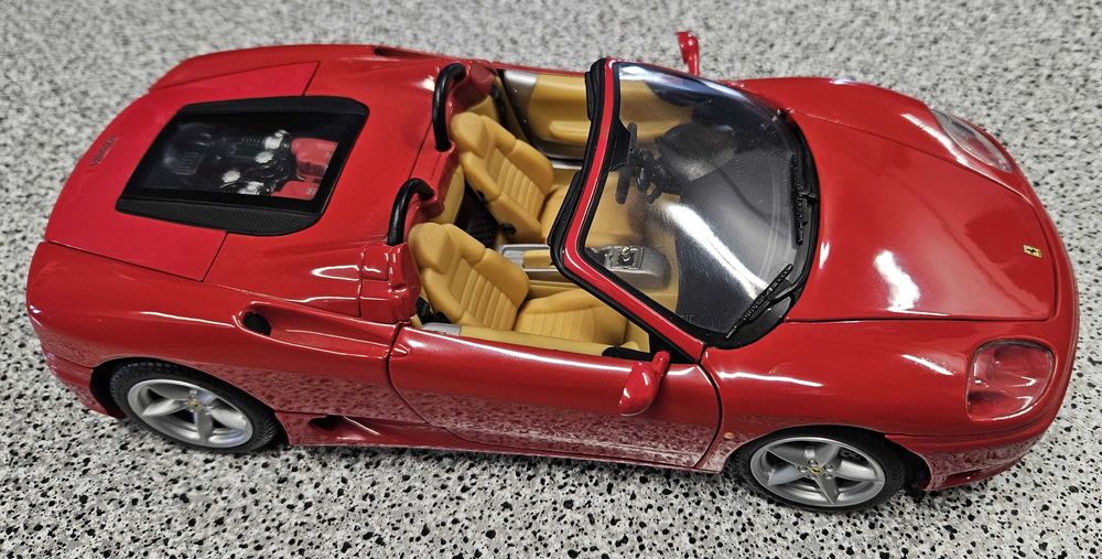 Hot Whells FERRARI 360 Spider 1999 skala 1:18
