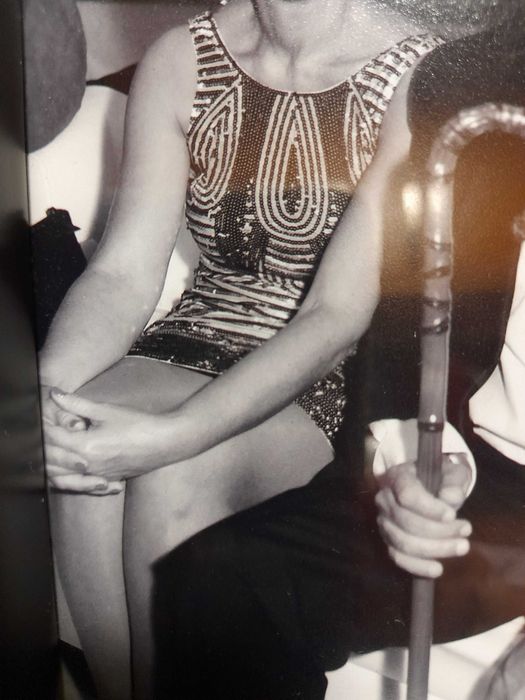 Vestido curto de lantejoulas (Colcci), muito vistoso