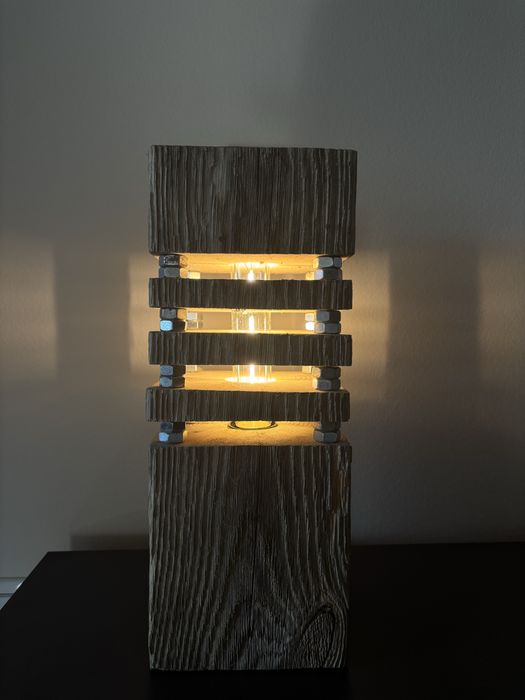Lampa stojaca ze starego drewna