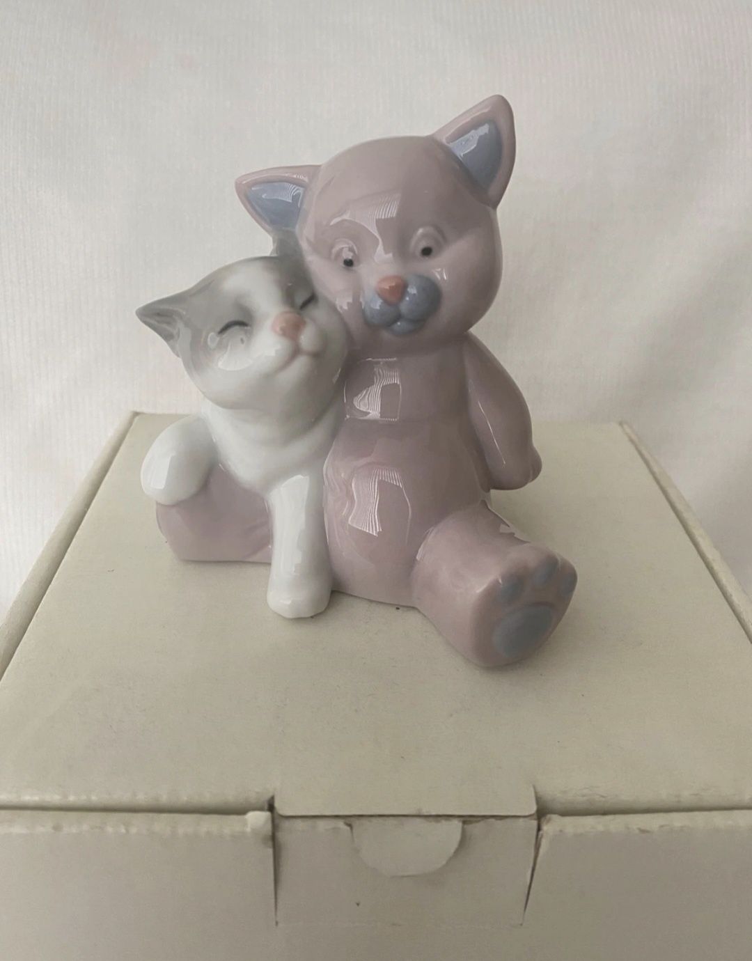 Figurka NAO Lladró kotek z misiem przyjaciele 25 cm