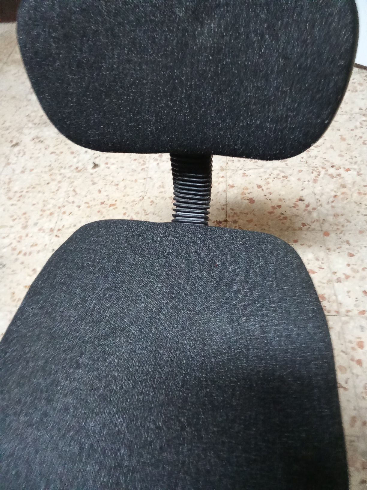 Cadeira de escritório com rodas.