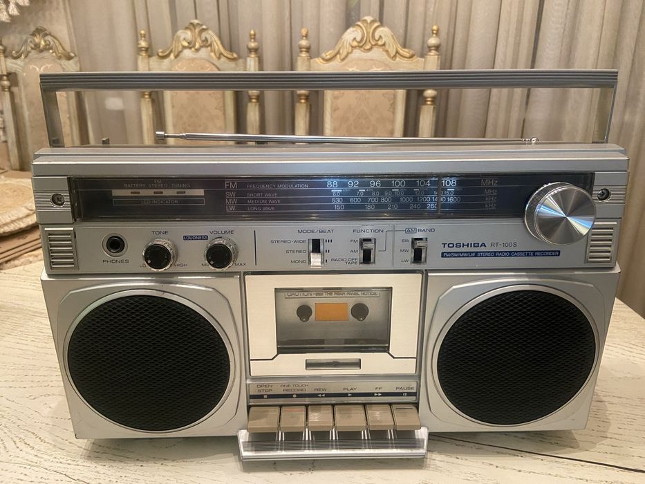 ВІНТАЖНИЙ касетний радіопрогравач Toshiba RT-100S Boombox Stereo