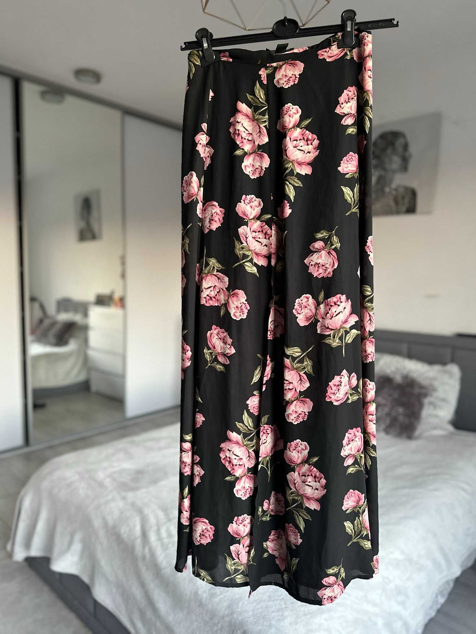 Piękna długa czarna spódnica w kwiaty z rozporkiem