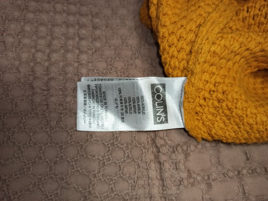 Светр бренду Colin's, жовтого кольору