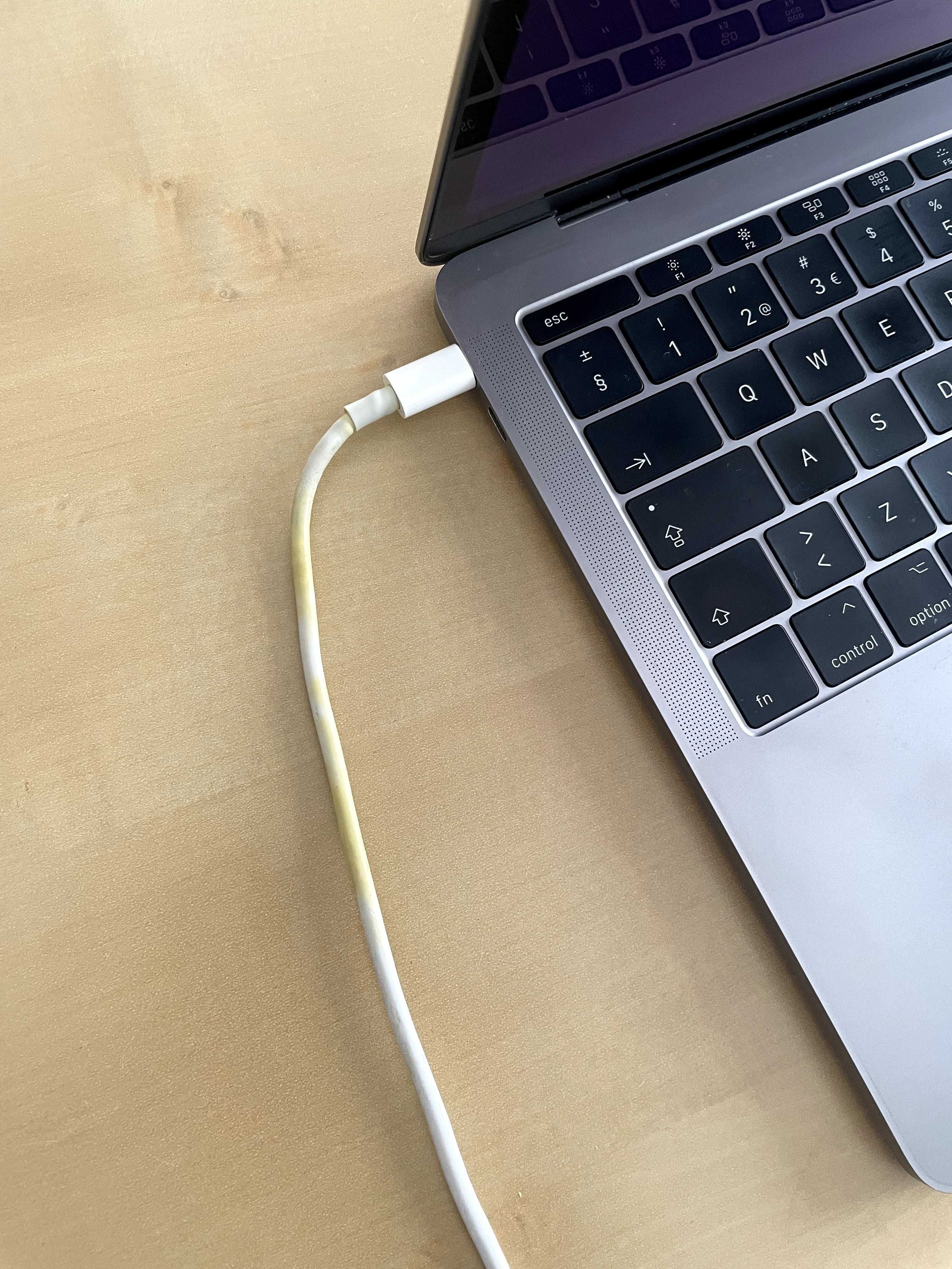 MacBook Pro (13", 2017) • QWERTY - Português