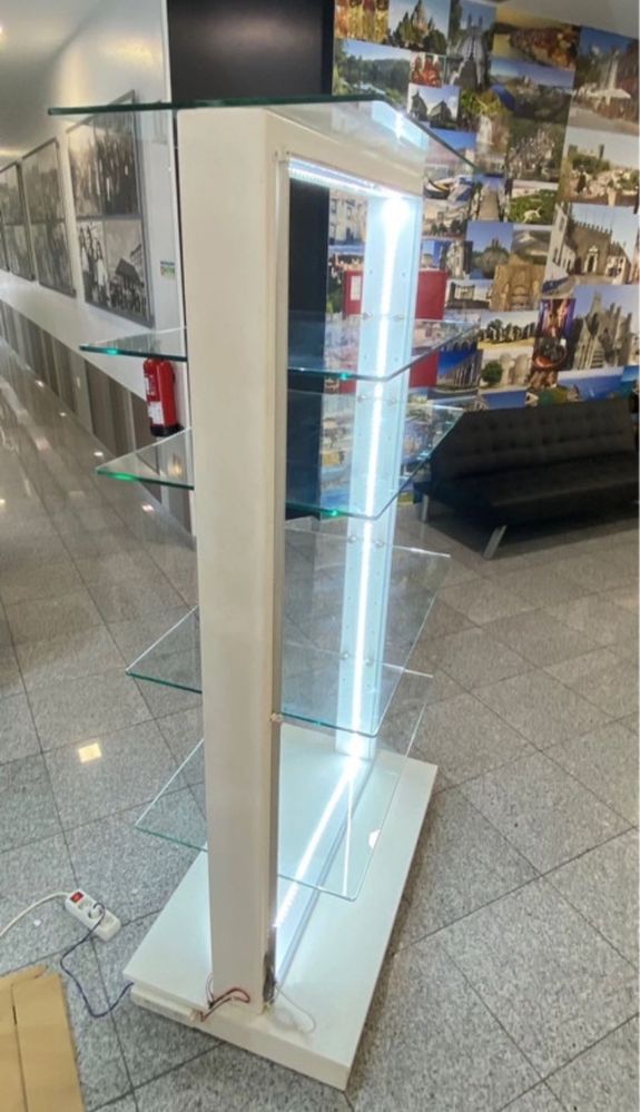 Vitrine  em Vidro com Led e tranformador.