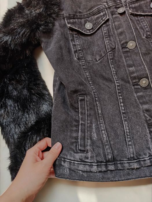 Jeansowa czarna katana damska Bershka kurtka z futrzanymi rękawami