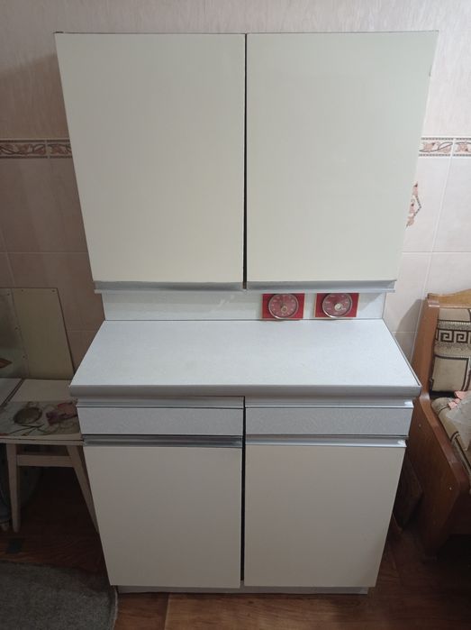 Меблі для кухні. Дві настінні шафи та дві  підлогових шафи.