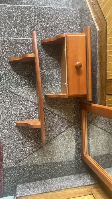 Lustro z półkami