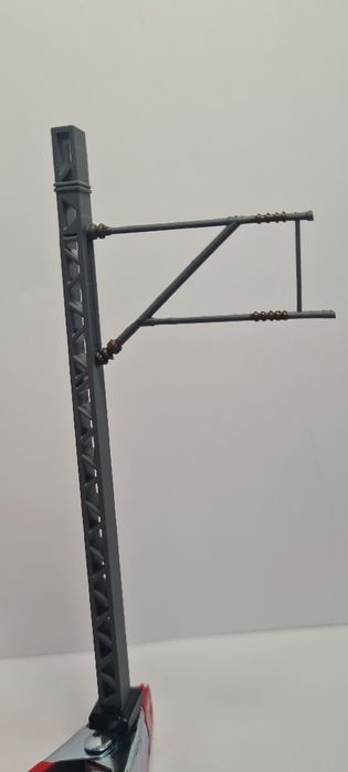 Slup trakcyjny z wysiegnikiem, element makiety, kolej, H0