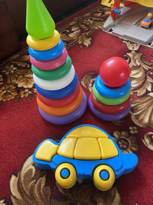 Іграшки руль,піраміди,плакат,мозаїка,молоток