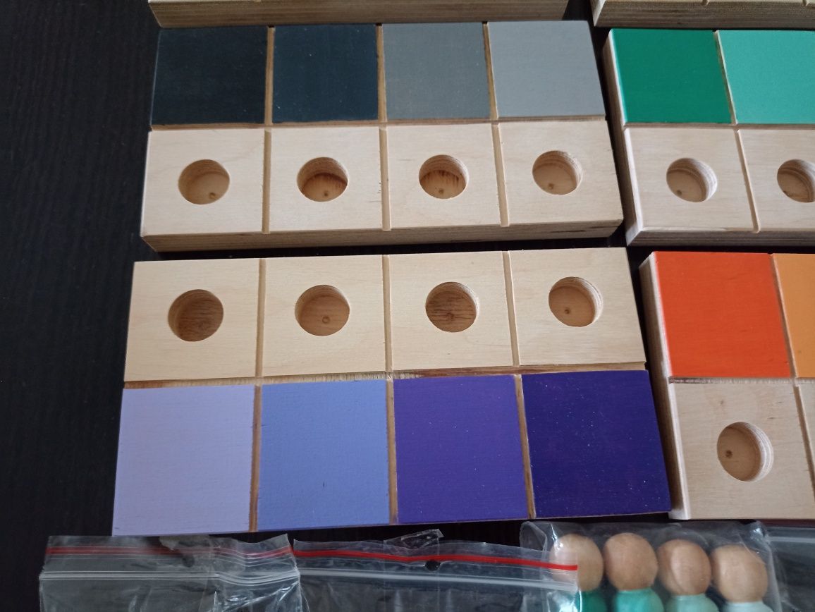 Kolorowe ludziki z płytkami gradacja kolorów Montessori