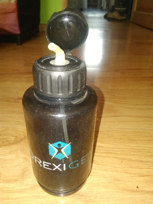 Bidon na wodę z rurką