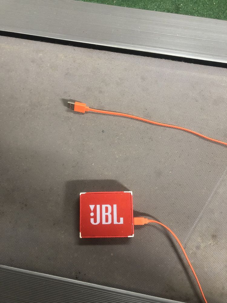 coluna jbl vermelha