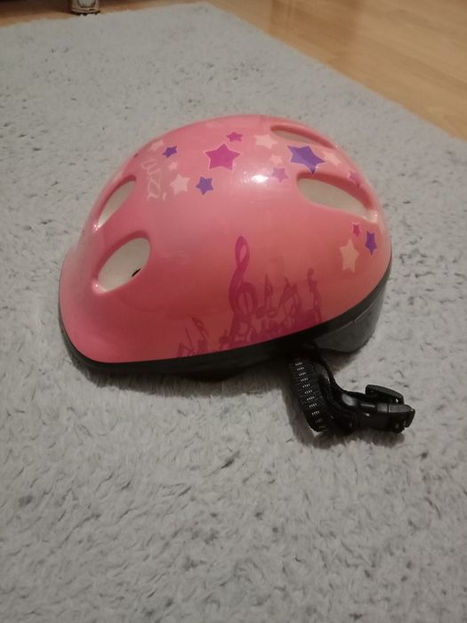 Różowy kask na rower