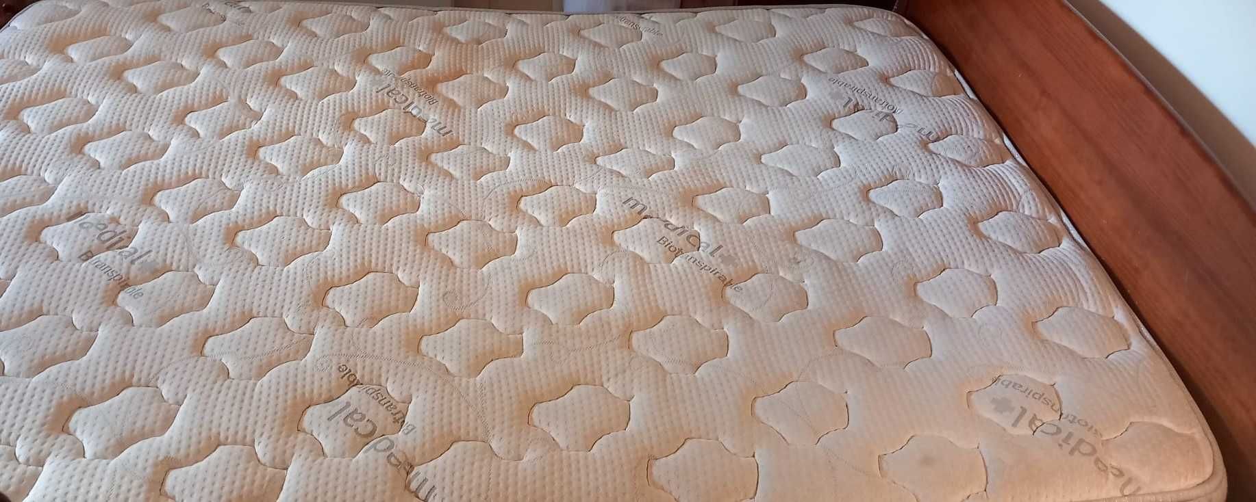 Cama Casal + colchão ortopédico+ 2 mesas com 3 gavetas cada