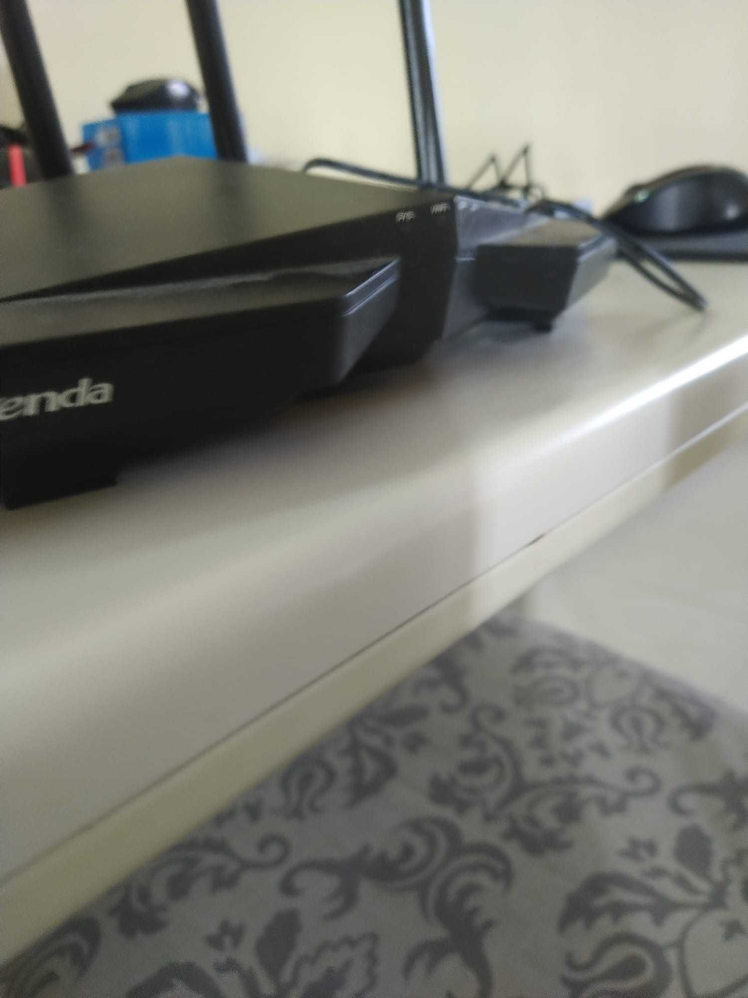 Router tenda com cabo de rede e wireless