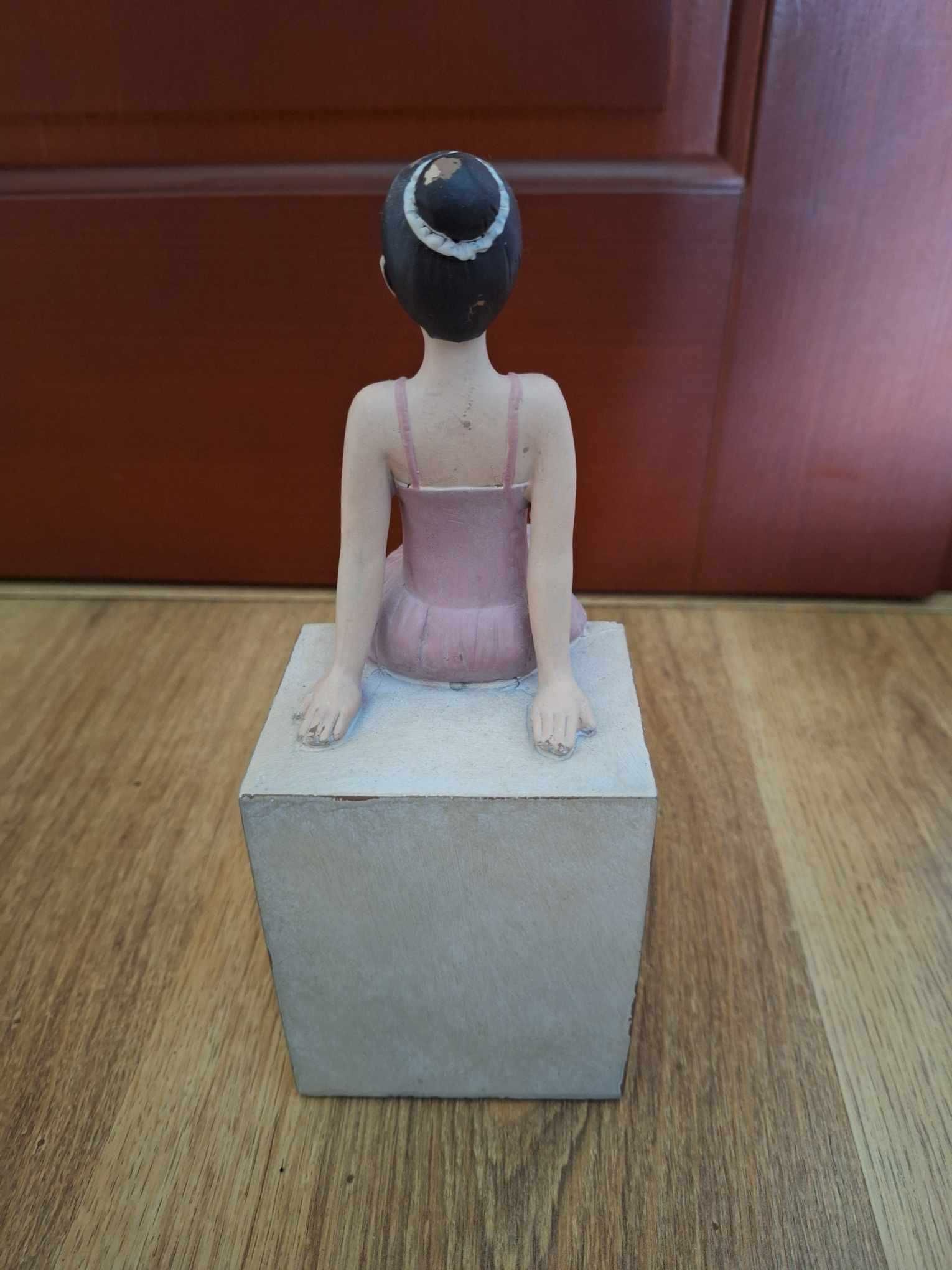 figurka baletnica balerina siedząca różowa sukienka