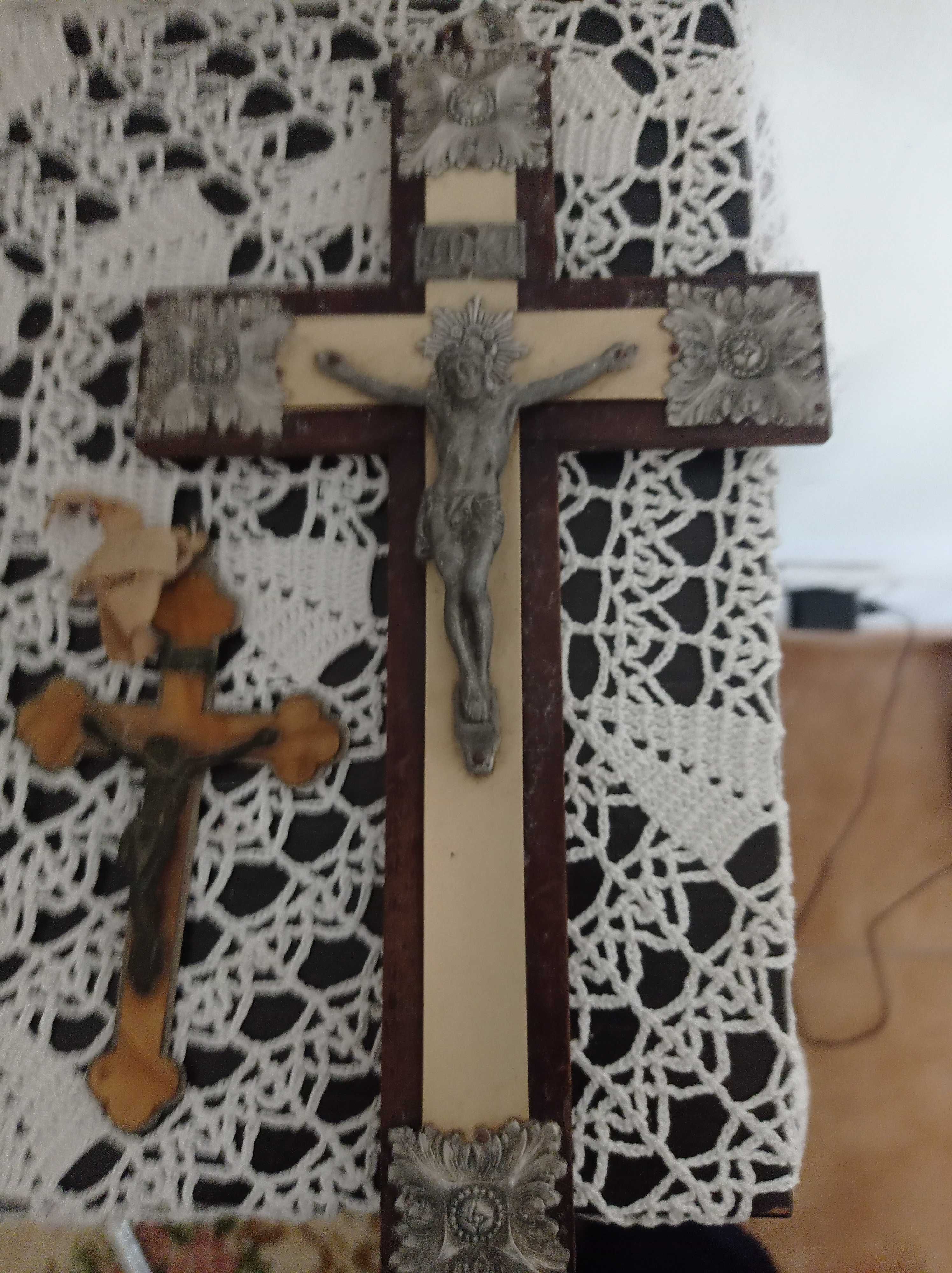 Crucifixos com muitos anos