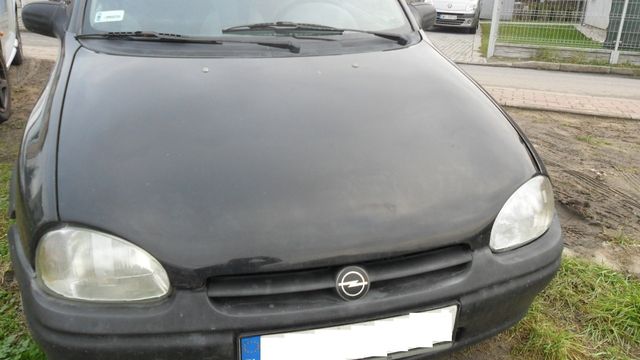 Opel Corsa,1,4 benzyna,kolor czarny,przednia maska