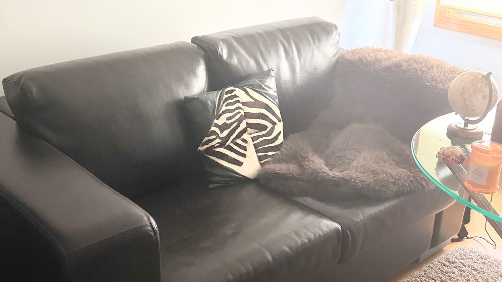 Sofá em pele castanha como novo