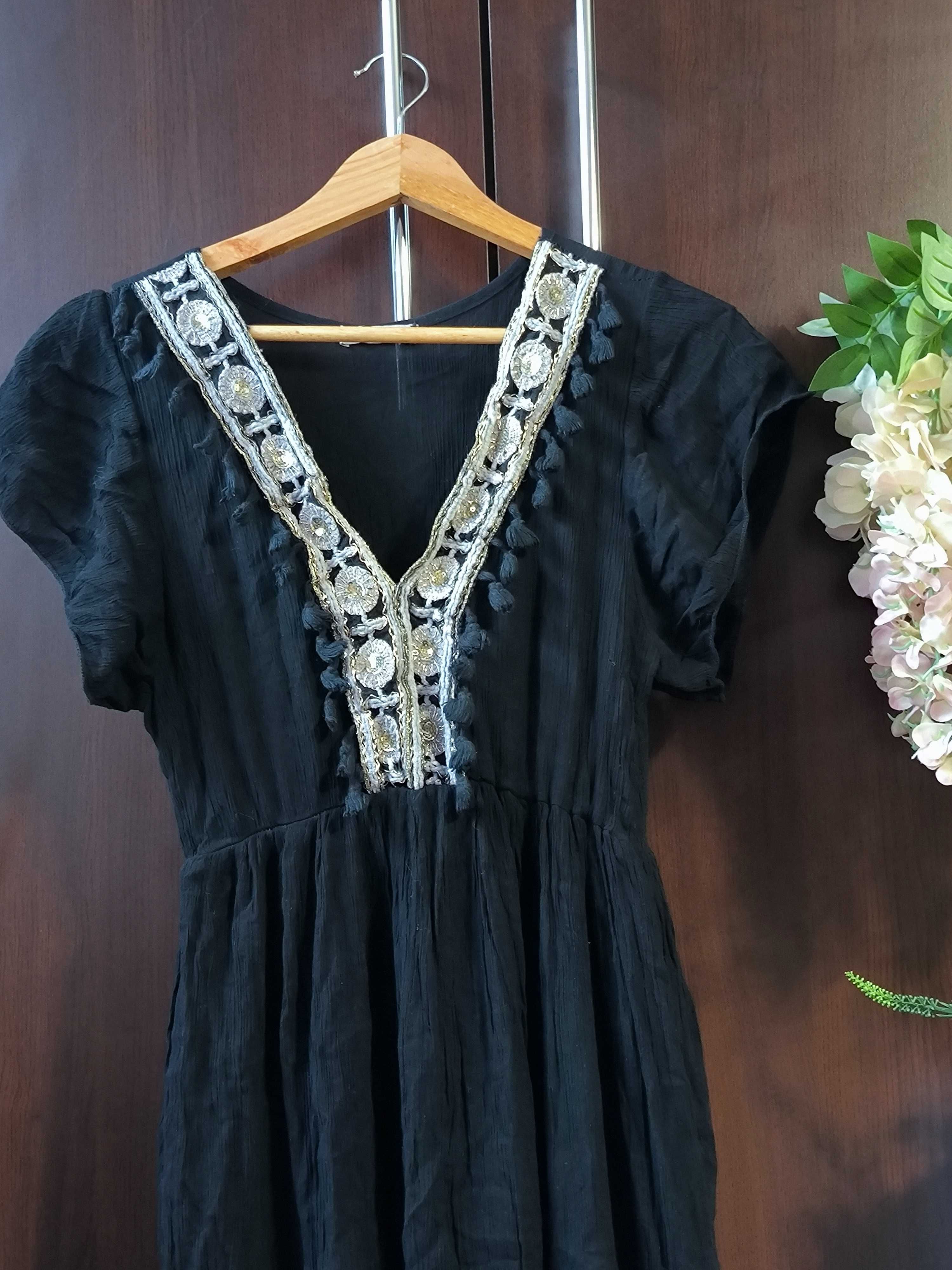Piękna sukienka w stylu boho w kolorze czarnym