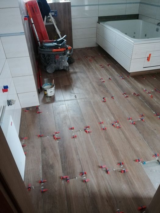 Glazurnik. Układanie płytek F.U UKŁADAMY PŁYTKI