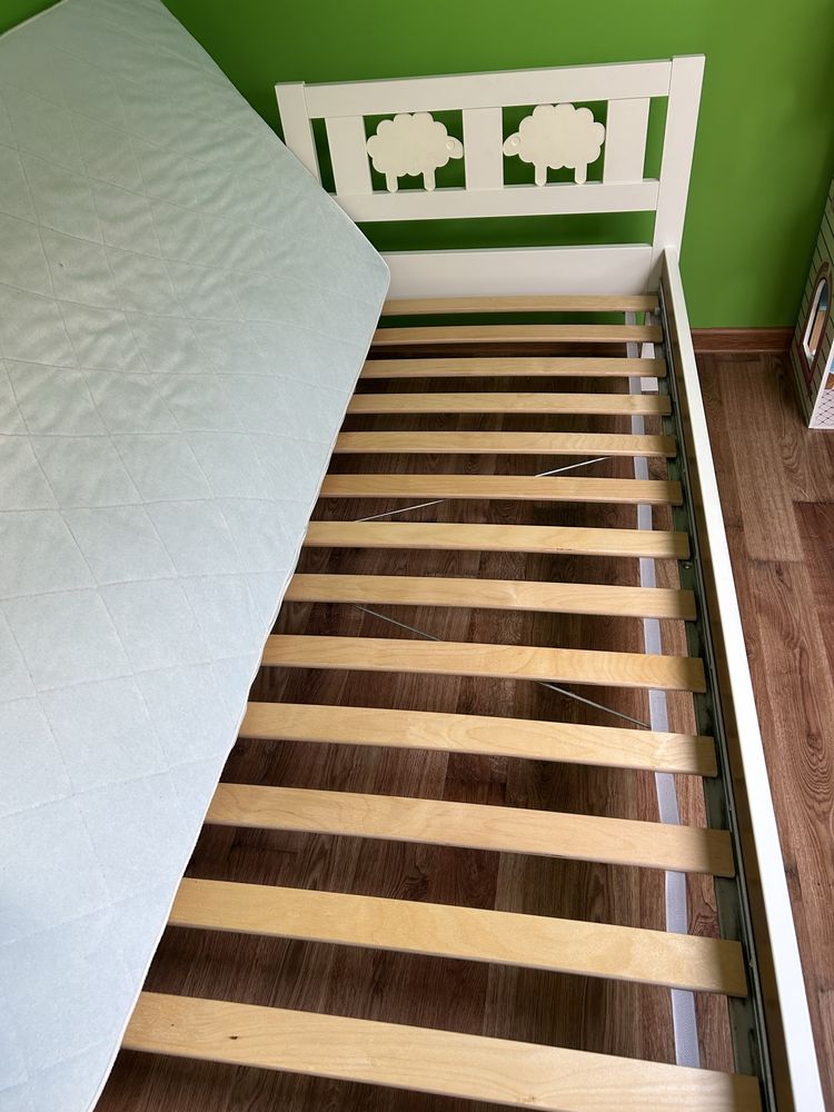 Łóżko Ikea Kritter z listwą ochronną i materacem.