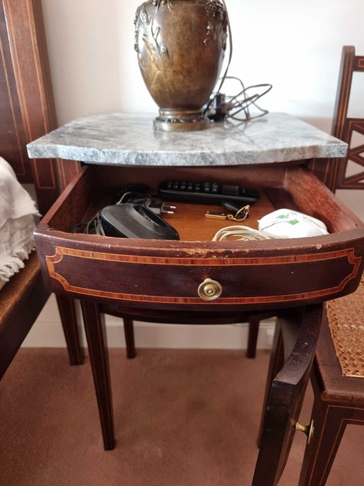 Mesas de Cabeceira Antigas com Tampo em Mármore – Estilo Luis XVI