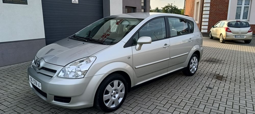 Sprzedam bardzo ładną Toyotę Corollę Verso mały przebieg tylko 133 tys