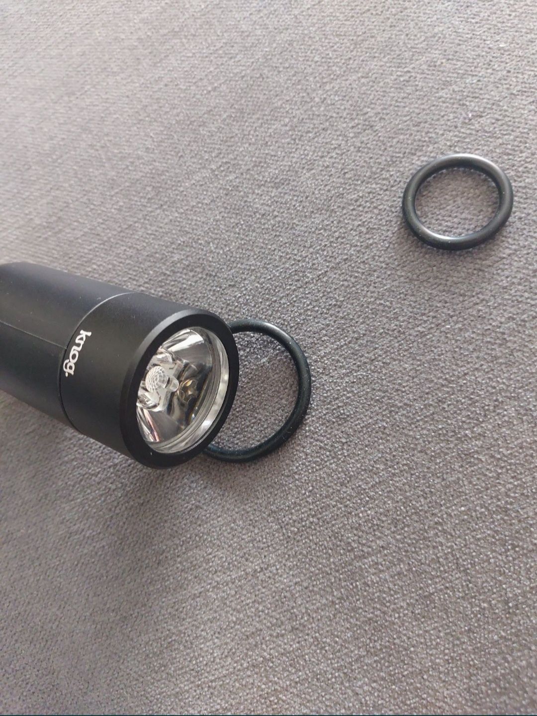 Lampka rowerowa Knog Plug przednie oświetlenie widoczność na drodze