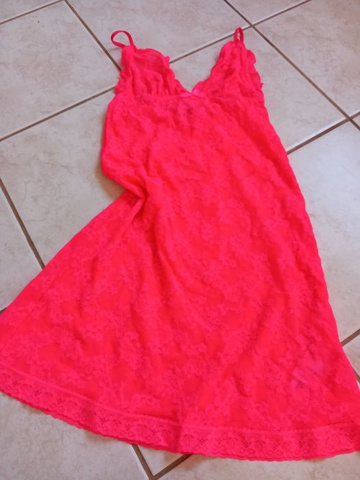 Koronkowa koszulka na cieńkich ramiączkach Etam.