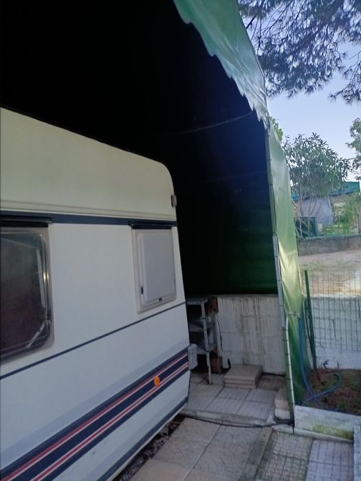 Roulote com avançado em  parque campismo de Gâmbia