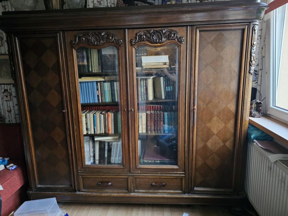 Stara drewniana szafa z biblioteczką