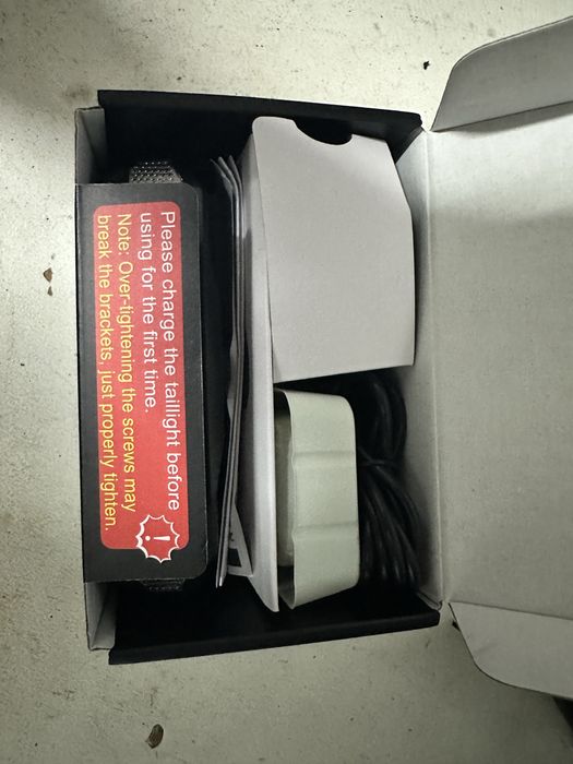 Luz Traseira de Bicicleta com Alarme, Setas e Impermeavel - Nova na Ca