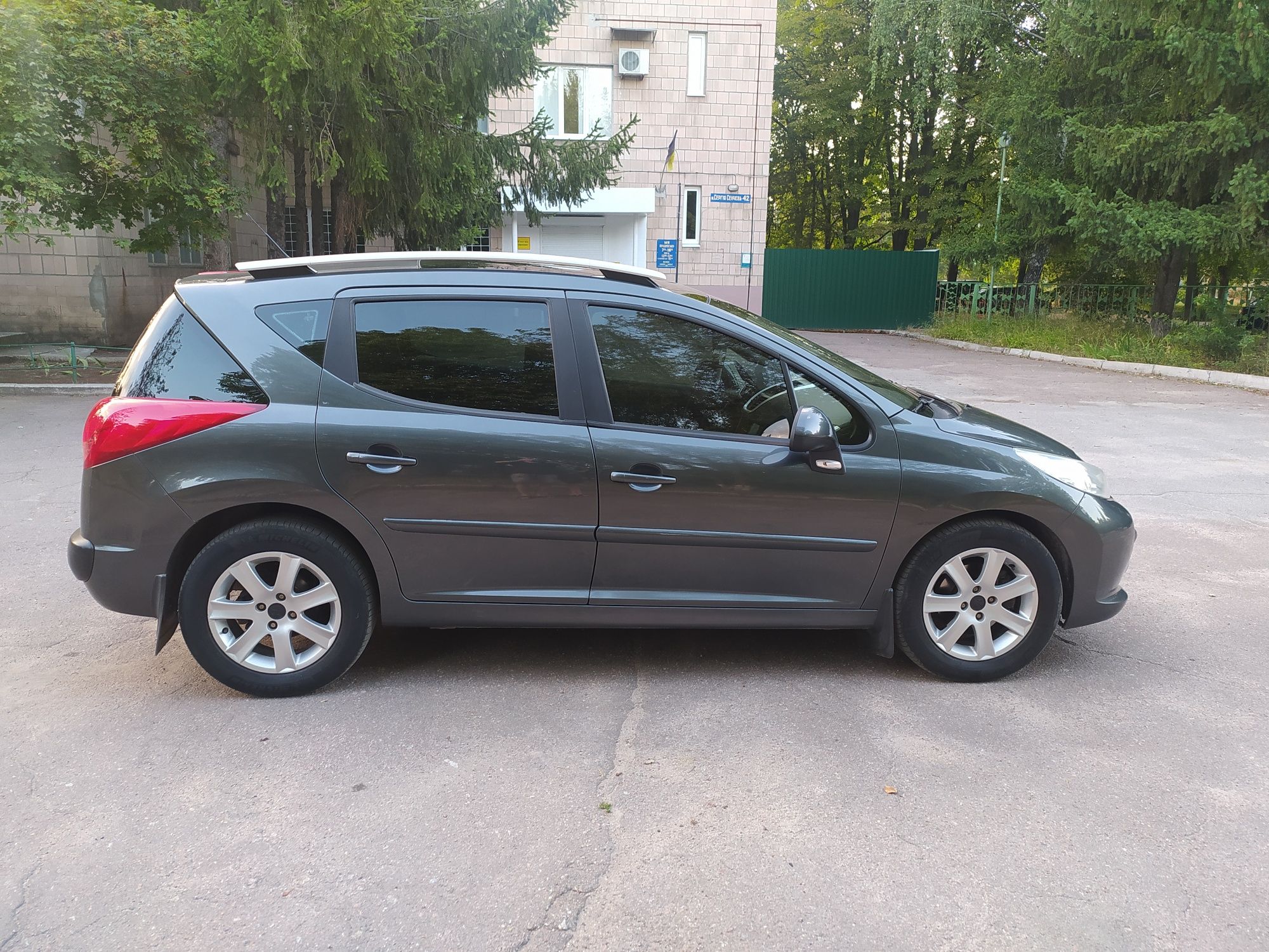 Продам Peugeot 207 sw 1.6 бензин
