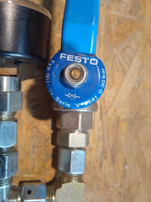 Zawór kulowy wysokociśnieniowy 10mm 1/4cal + manometr