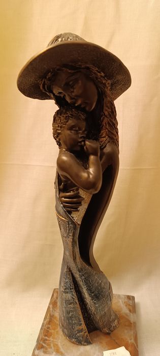 Estatueta mãe com bebé