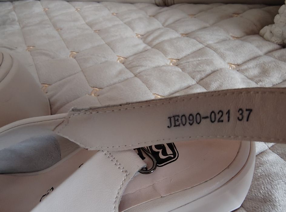 Шкіряні босоніжки