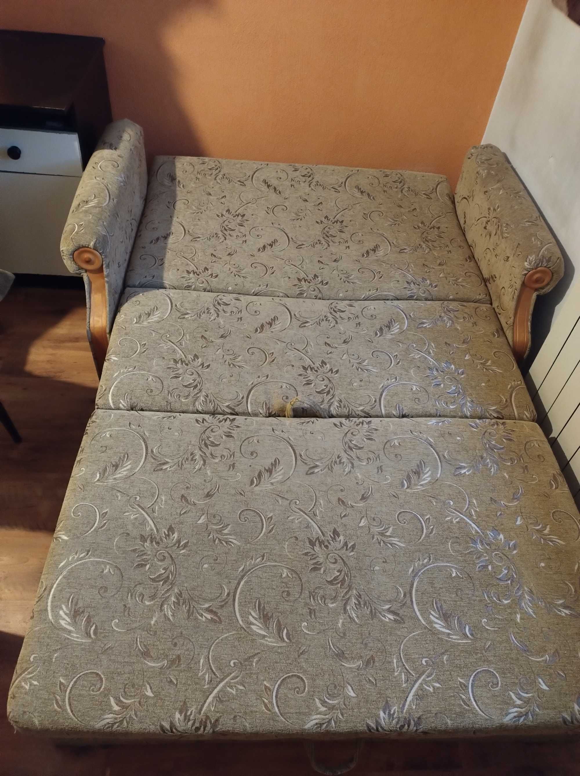 sofa rozkładana z poduszkami