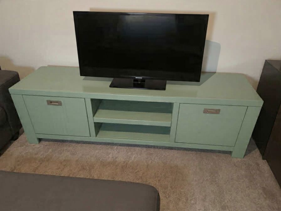 Oliwkowa drewniana szafka RTV meble u Szwagrów