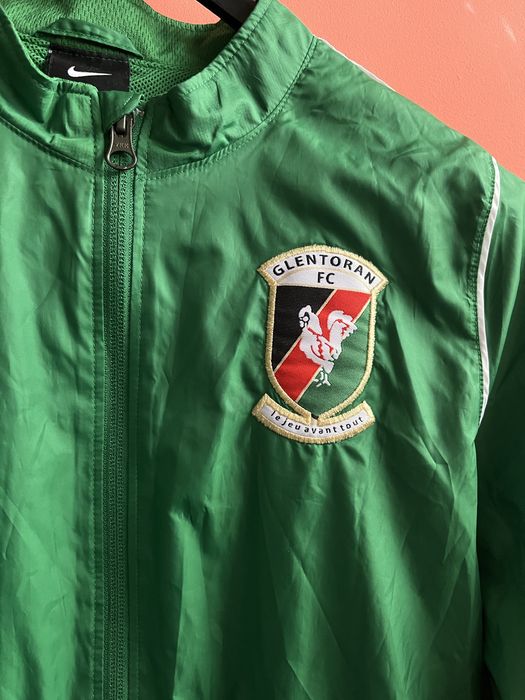 Zielona kurtka wiatrówka Nike