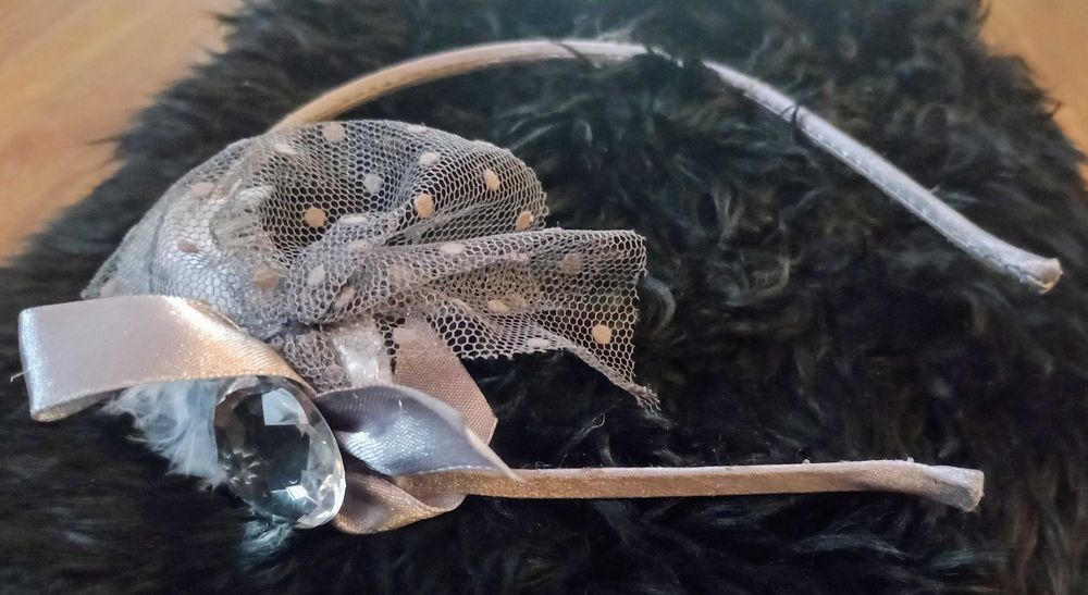 Opaska ze świecącą ozdobą