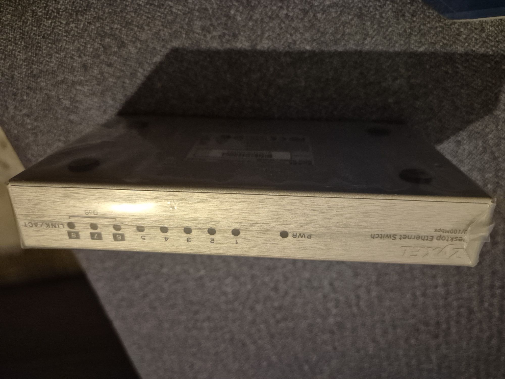 Nowy Desktop 8 port ES-108A