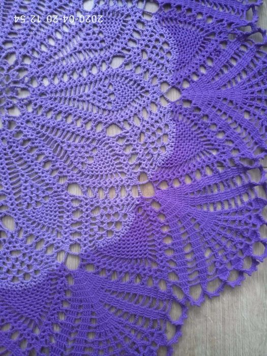 Скатерть сиреневого цвета, диаметром 112 см.из х/б пряжи (двуцветная)