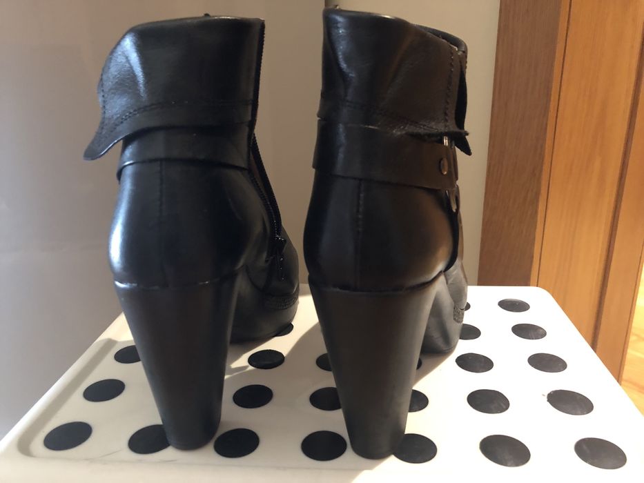 Botas pretas de couro